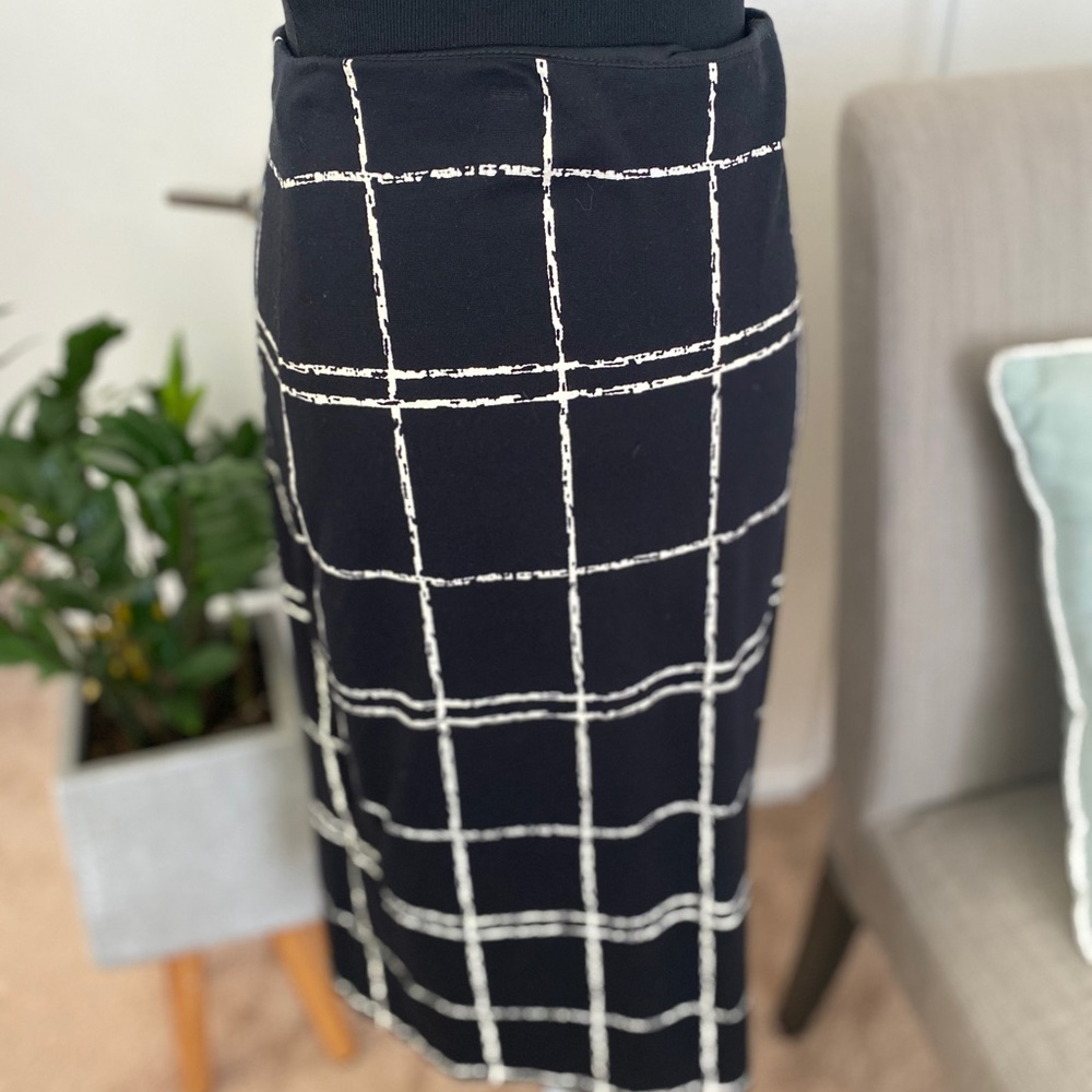 Express size 8 business or date night skirt